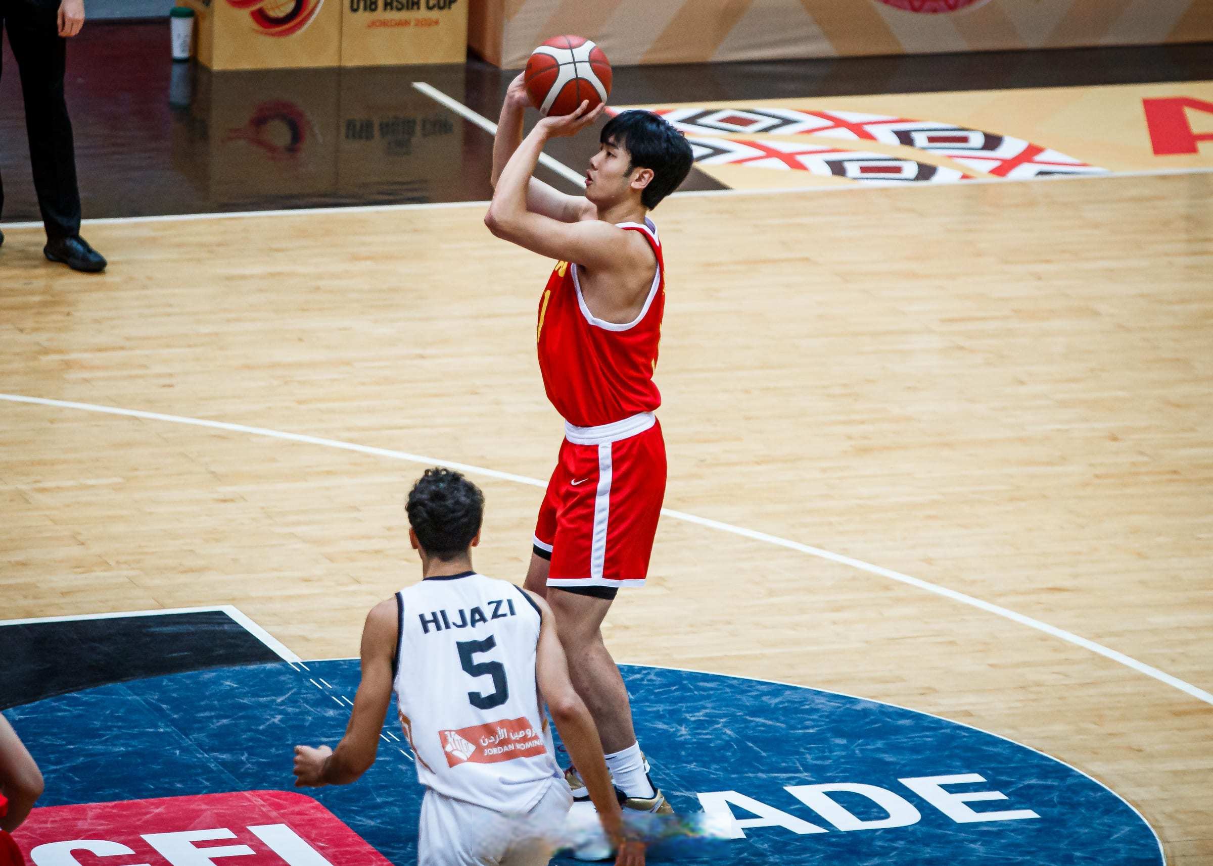 J9九游会登录入口 里昂发布备战花絮，集结日临场应变，CBA常规赛任务艰巨，轮换策略成焦点